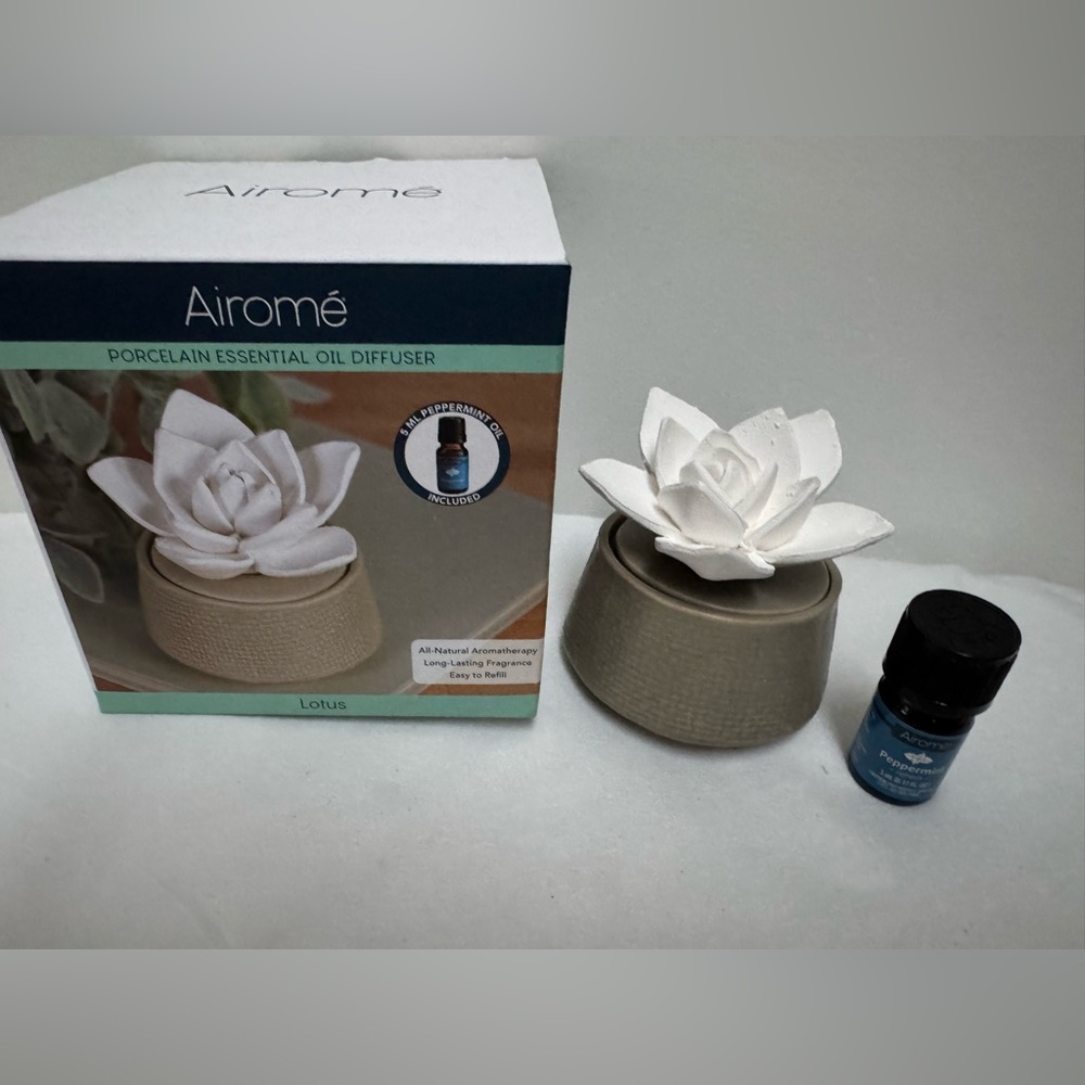 Airome Porcelain Essential Oil Diffuser (NWT)